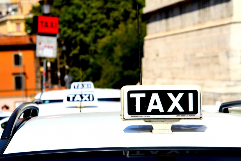 taxis-VINON SUR VERDON-min_taxi_auto_rome_road_white-1051610